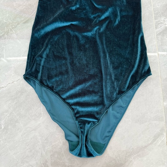 Women’s Gilligan & O’Malley Intimates Velvet Deep V-Neck Strappy Bodysuit Medium - Picture 5 of 16